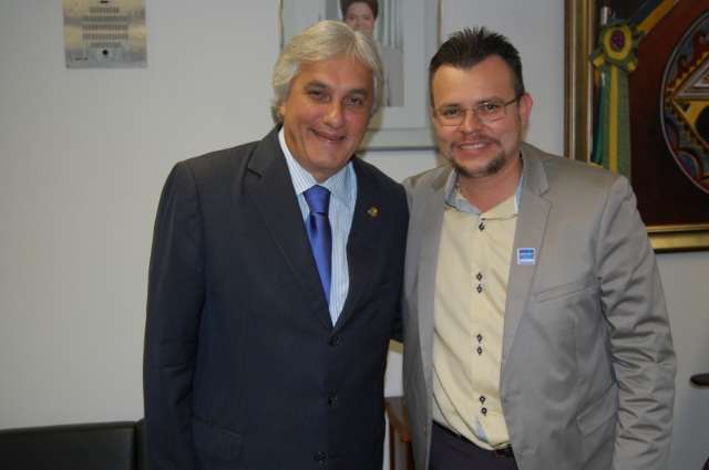 Prefeito vai a Bras&iacute;lia pedir ajuda para construir casas e shopping