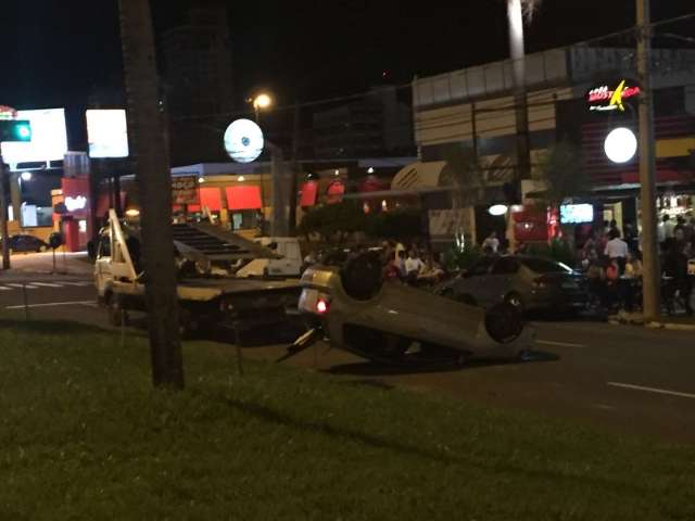 Polo  capota na Avenida Afonso Pena ap&oacute;s colis&atilde;o com BMW