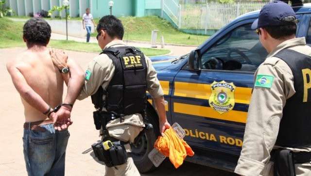 Homem &eacute; preso por simular acidente para pedir dinheiro 