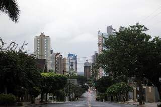 O dia começou com chuva na Capital e previsão é de tempo fechado no Estado. (Foto: Marcos Ermínio) 