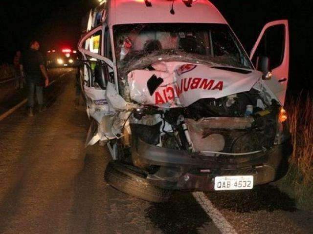 Acidente entre trator e ambul&acirc;ncia mata passageiro e deixa 2 feridos