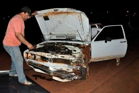 Ve&iacute;culo invade pista contr&aacute;ria e colide com carreta na MS-134