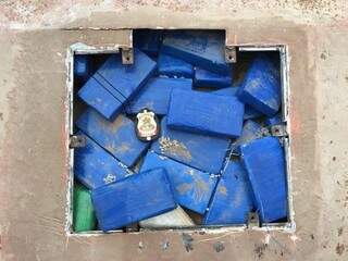 Droga era levada em fundo falso na carreta que saiu de Mato Grosso do Sul (Foto: Divulgação/PF)