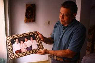 Odilon Nakasato mostra na foto o pai, de quem herdou a profissão de massagista de técnica japonesa (Foto: Campo Grande News)