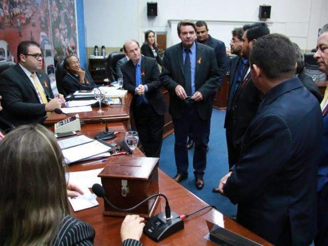 Mais tr&ecirc;s vereadores recorrem a tribunal para suspender julgamentos