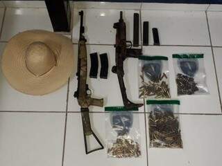 Armas e munições encontradas usadas pelos assaltantes do chapéu, que foram apreendidas (Foto: Divulgação/Batalhão de Choque)