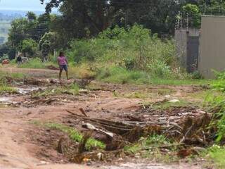 Cansados de promessas, moradores d&atilde;o &#039;jeitinho&#039; para amenizar buraqueira