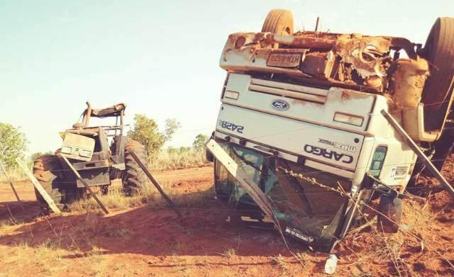 Caminh&atilde;o transportando trator &eacute; atingido por carro e capota &agrave;s margens da BR-262