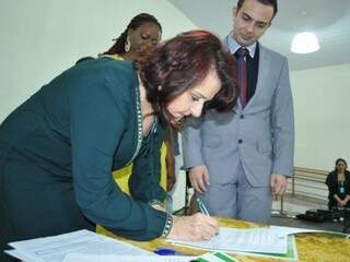 Secretária de Educação, Maria Cecília, assina o pacto pela qualidade da educação e posse dos novos diretores (Foto: Alcides Neto)