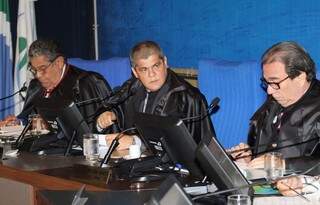 Waldir Neves, no centro, preside sessão do Tribunal de Contas (Foto: divulgação)