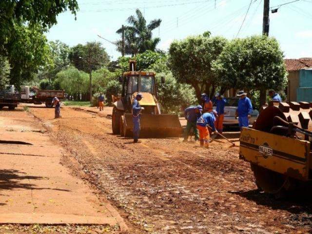 Prefeitura come&ccedil;a obra que vai refazer asfalto em rua do Santa Maria