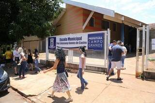 Uma das urnas precisou ser trocada na Escola Municipal Professor Arassuay Gomes de Castro (Foto: Paulo Francis)