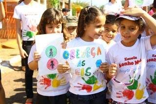 Crianças fizeram panfletagem e manifestação nas ruas do Bonança (Foto: Marcos Ermínio)