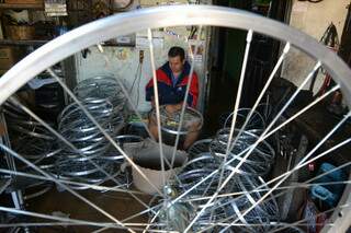 Muitos motociclistas procuram a loja de Emerson para desamassar as rodas da moto. (Foto:Minamar Jr.)