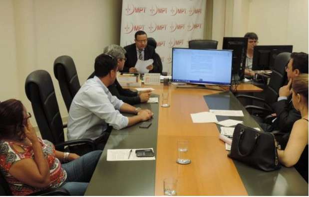 Ap&oacute;s protesto, ind&uacute;stria promete pagar empregados nesta sexta-feira 