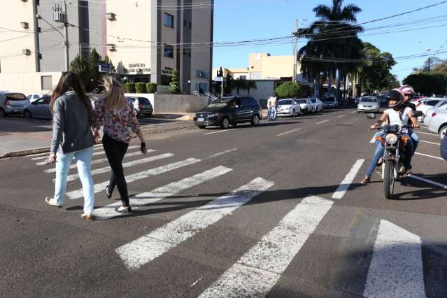 Motoristas e pedestres travam &quot;guerra&quot; sobre prefer&ecirc;ncia na faixa