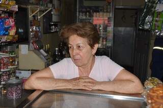 Dona Nice cuida do bar aos 72 anos. Marcelo Calazans)