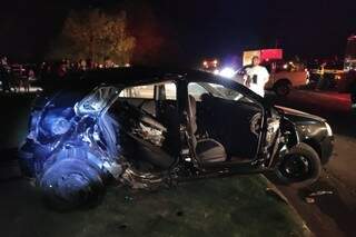 Carro que era ocupado pela família também ficou destruído (Foto: divulgação/PRF) 