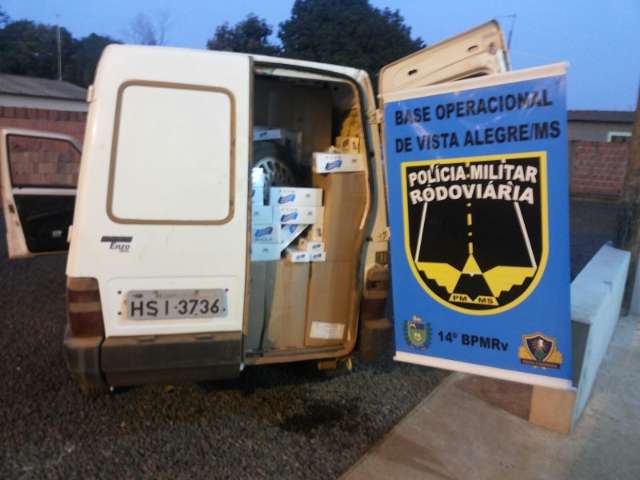 Motorista foge e abandona carro com 2.250 pacotes de cigarros