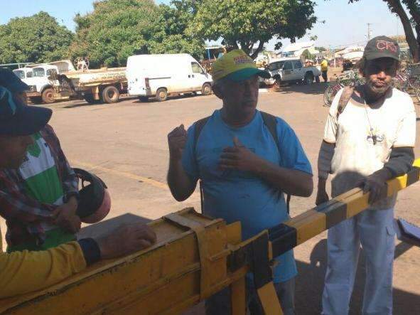 Sem cesta b&aacute;sica, trabalhadores da limpeza e tapa-buracos param