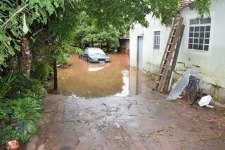 Alguns moradores se recusaram a sair antes de a água avançar (Foto: Divulgação/Prefeitura)