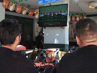 Amigos chegaram cedo para ver a partida final da Copa do Mundo no bar Mercearia. (Foto: Marina Pacheco)