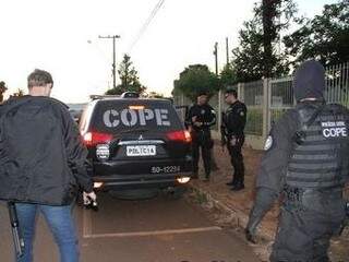 Policiais em cumprimento de mandados no PR. (Foto: Divulgação/ PC)