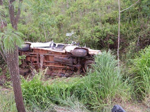 Produtor rural morre ao capotar camionete em ribanceira da BR-060