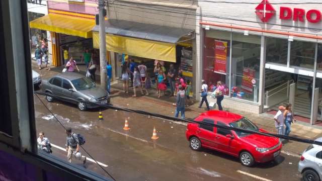 Cones s&atilde;o usados para &quot;guardar&quot; vaga de estacionamento na 14 de Julho