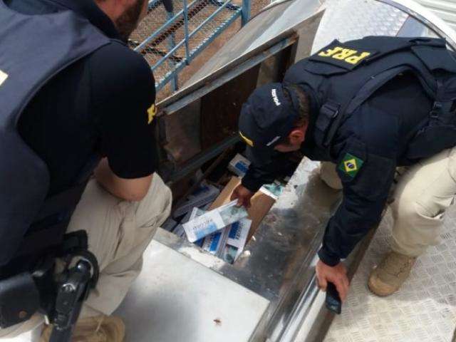 Motorista de caminh&atilde;o &eacute; preso com 250 mil ma&ccedil;os de cigarros na BR-359