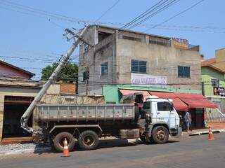 Caminhão desceu de ré pela avenida e atingiu o poste. (Foto: Minamar Júnior)
