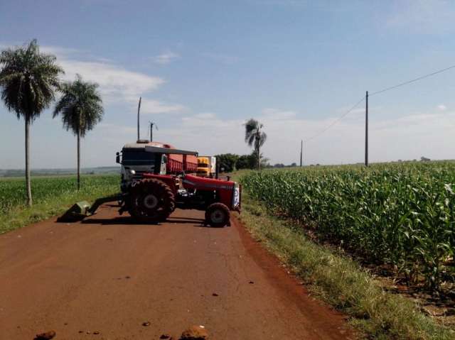Moradores recusam tapa buraco e fazem 2&ordm; dia de bloqueio na MS-470 
