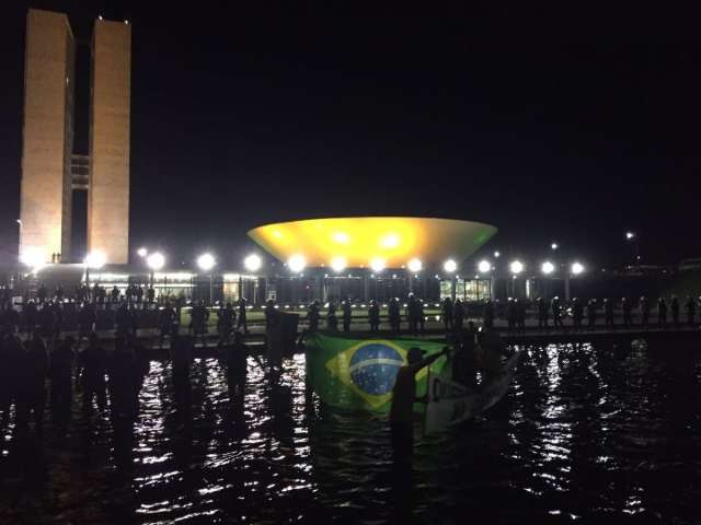 Em Bras&iacute;lia, protestos re&uacute;nem ao menos 3 mil na frente do Planalto