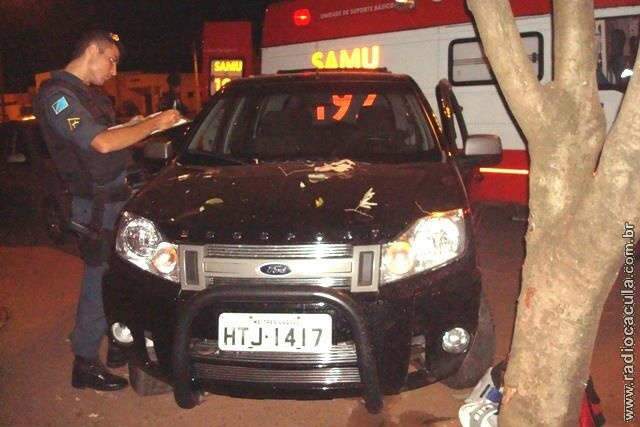  Em Tr&ecirc;s Lagoas, motorista perde controle de Ecosport e bate em &aacute;rvore