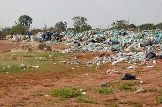 Lixo reciclável se misturou a lixo vindo de residências e restaurantes. (Foto: Simão Nogueira)