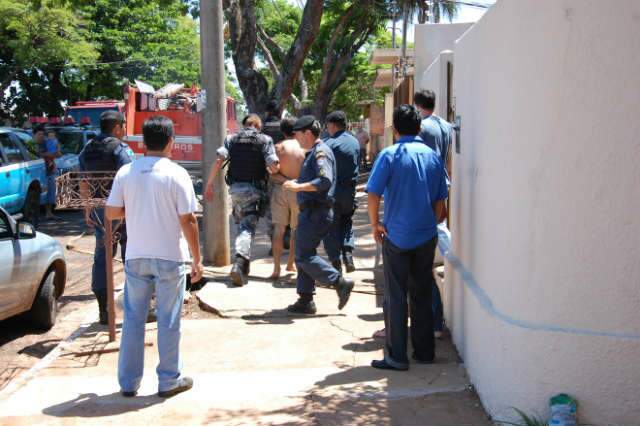  Rapaz que amea&ccedil;ava explodir casa &eacute; imobilizado por arma n&atilde;o letal