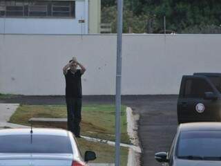 Olarte sinaliza na saída da sede do Gaeco, na tarde desta quarta-feira (Foto: Alcides Neto)