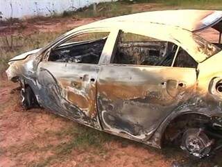 Carro foi destruído pelas chamas. (Foto: Portal Loanda/PR)