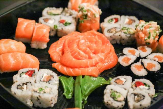 O que falta inventar na comida japonesa? Tem delivery fazendo &quot;bolo de sushi&quot; 