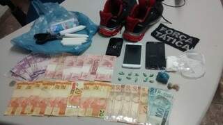 Os policiais encontraram dez porções de crack, duas porções de maconha, R$ 726 em dinheiro e três telefones celulares. (Foto: Divulgação)