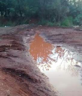 Segundo a denunciante, quando chove, forma-se uma lagoa impedindo completamente o acesso ao local.(Foto:Repórter News)