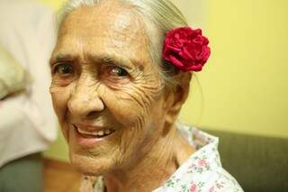 O sorriso é de uma das moradoras mais antigas de Rio Verde que vai completar 100 anos de vida em agosto. (Foto: Kimberly Teodoro)