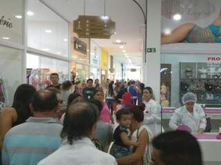Novo shopping de Campo Grande ficou lotado na manhã de inauguração. (Foto: Renata Volpe)