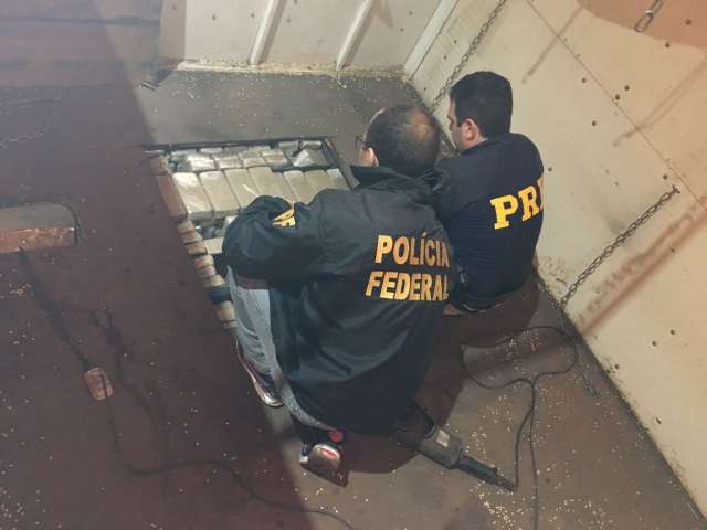 PRF e PF flagram carretas carregadas com pasta base e prendem dupla