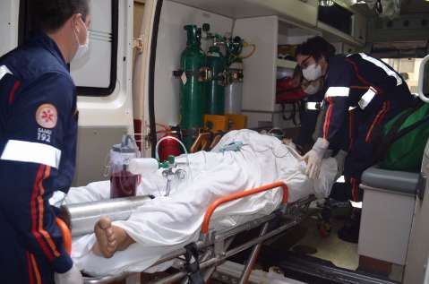 Comerciante ferido em assalto é transferido para hospital público