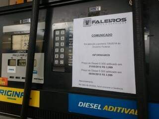 Placa com a variação no preço do diesel em unidade da Rede Faleiros (Foto: Geisy Garnes)