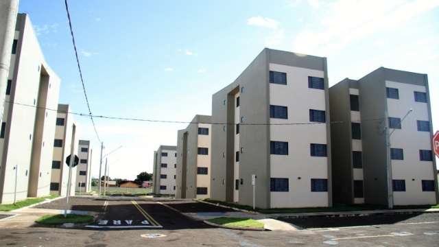 M&aacute;quinas aguardam solo secar para iniciar constru&ccedil;&otilde;es de casas, diz prefeito