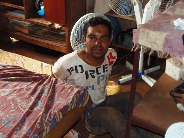 Pai mant&eacute;m filho de 26 anos amarrado para evitar que ele agrida pessoas na rua