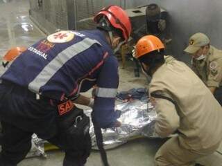 Corpo de Bombeiros resgatam homem que se feriu durante manutenção de peça em frigorífico (Foto: JNE)