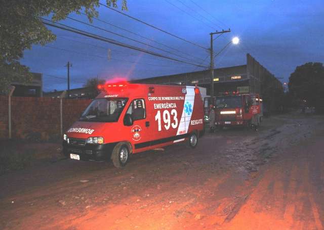 Homem ateia fogo em lixo, assusta moradores e mobiliza bombeiros